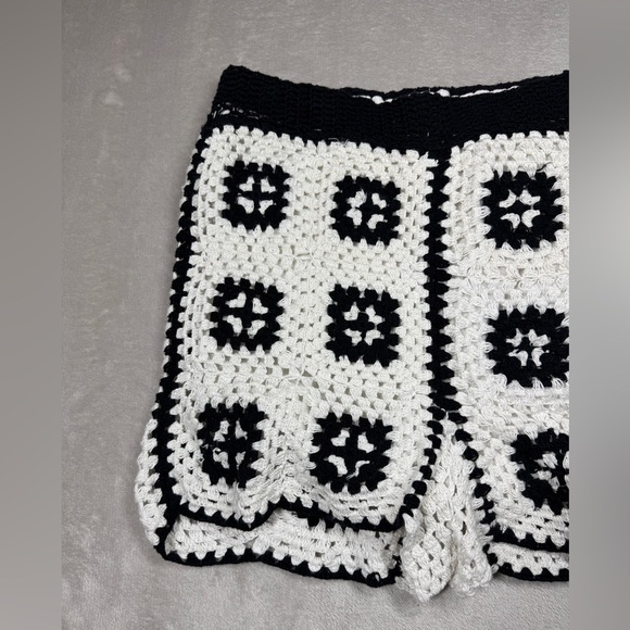 Urban Outfitters Granny Square Crochet Black White Boho Shorts Size Large - Picture 3 of 16